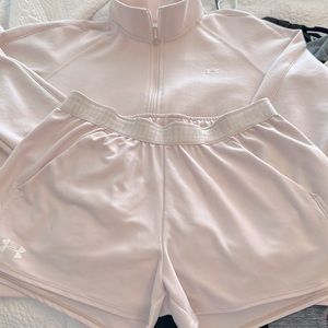 Women’s UA, gently worn, tiny stain in 3rd pic on shorts, no other stains/wear!